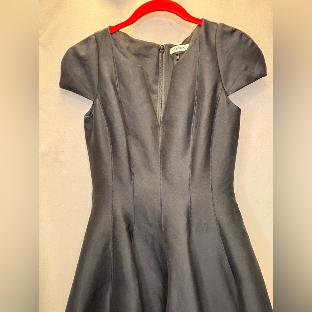 Halston Women's Black Short Sleeve Notch Neck Tulip Skirt Dress Size 2 - Picture 6 of 10